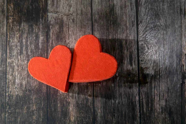 Två Röda Pappershjärtan Bredvid Varandra Ett Träbrunt Bord Alla Hjärtans — Stockfoto
