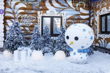 Moskova, Rusya - 05 Şubat 2022, Ded Moroz (Rus Noel Baba) Kardan Adam 'ın Moskova malikanesi ve evin yakınındaki yapay mavi Noel ağaçları.