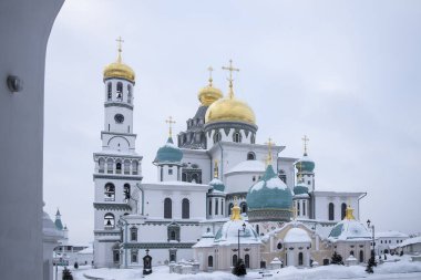 ISTRA, RUSSIA - 16 Ocak 2022, Kudüs 'teki Kutsal Mezar Kilisesi prototipine göre Yeni Kudüs Manastırı' nın Diriliş Katedrali inşa edildi. Kar yağışıweather condition