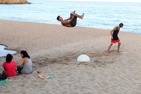 Barcelona España Julio 2020 Joven Dedica Acrobacia Playa Salto Salto —  Fotos de Stock