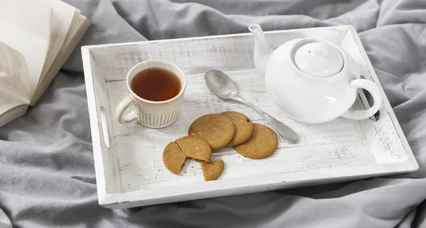 Konforu Üst Manzara Bir Fincan Çay Bitkisel Çaydanlık Yatağın Üzerindeki — Stok fotoğraf