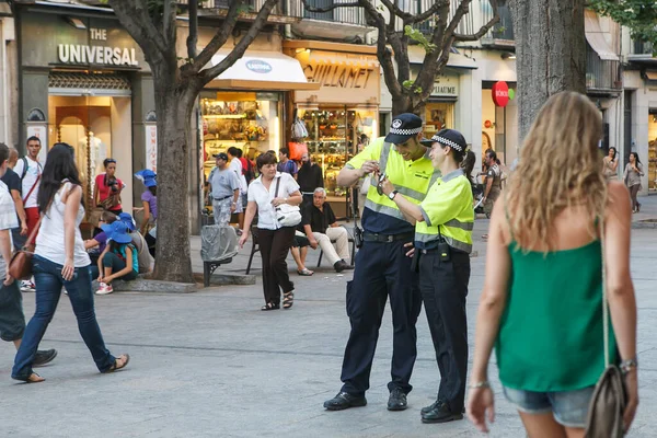 Barcelone Espagne Juillet 2016 Deux Policiers Parlent Sur Las Ramblas — Photo