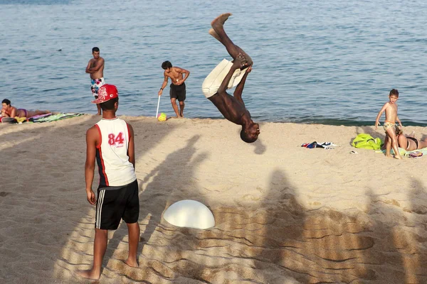 Barcellona Spagna Luglio 2020 Giovane Uomo Impegnato Acrobazie Sulla Spiaggia — Foto Stock