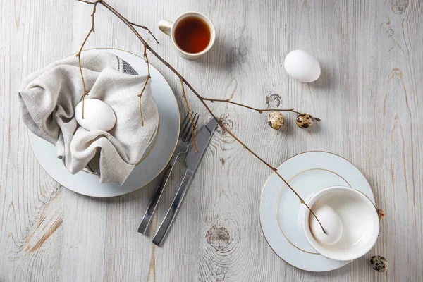 Table Décoration Pour Pâques Oeufs Blancs Perdrix Dans Une Assiette — Photo