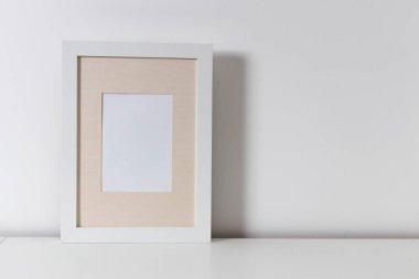 Boş tuval çerçeve modeli. İç dizayn üzerine sanat eserleri. Modern İskandinav tarzı iç mekan manzarası. Duvarda resim ya da poster için tuval var. Oturma odası, vazolarla dolu tuvalet. Minimalizm kavramı