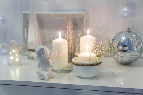 Das Konzept Das Haus Weihnachtlich Dekorieren Entzündete Kerzen Ein Kranz — Stockfoto