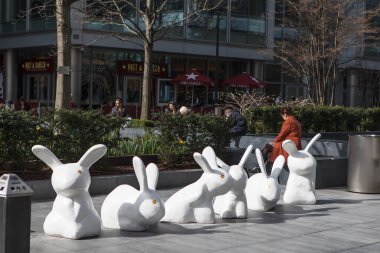 Londra, İngiltere - 17 Nisan 2017, Paskalya 'dan önce meydanda beyaz tavşan heykelleri sergileniyor