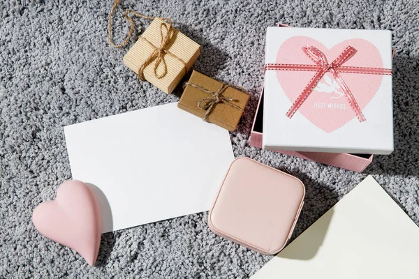Tarjeta Felicitación Para Día San Valentín Sobres Cajas Envueltas Corazón — Foto de Stock