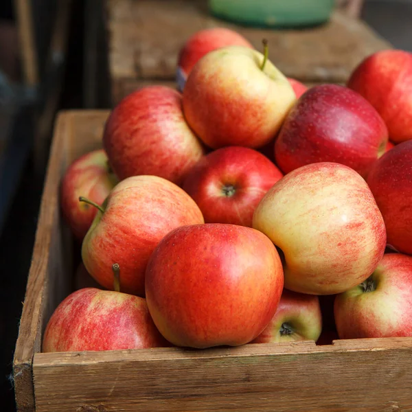 Gros Plan Plusieurs Pommes Rouges Qualité Inférieure Sur Étagère Présentoir — Photo