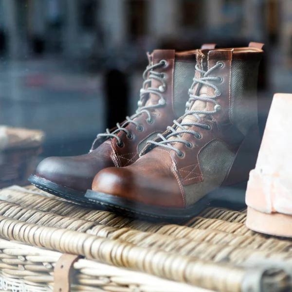 New Fashionable Leather Shoes Display Case Reflections — Stock Photo, Image