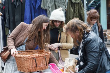 Londra, İngiltere - 7 Eylül 2019: İki modaya uygun giyimli kız Spitalfields bit pazarında yüzük seçiyor.