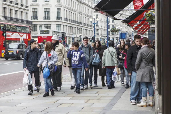 London Anglia 2017 Április Fiatalok Sétálnak Végig Oxford Streeten Város — Stock Fotó