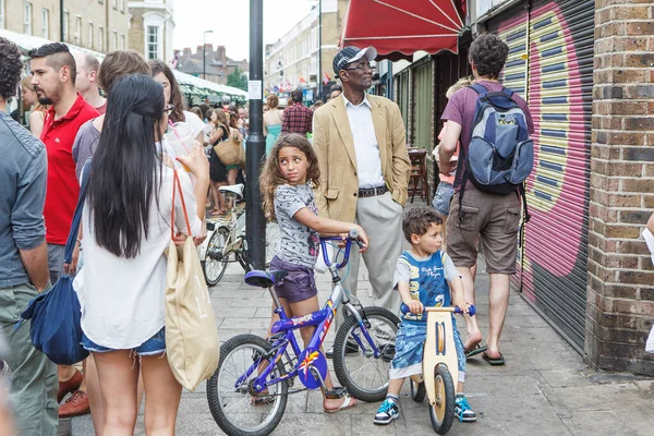 Λονδίνο Ηνωμένο Βασίλειο Ιουλίου 2020 Παιδιά Αδέλφια Ποδήλατα Σταμάτησαν Για — Φωτογραφία Αρχείου