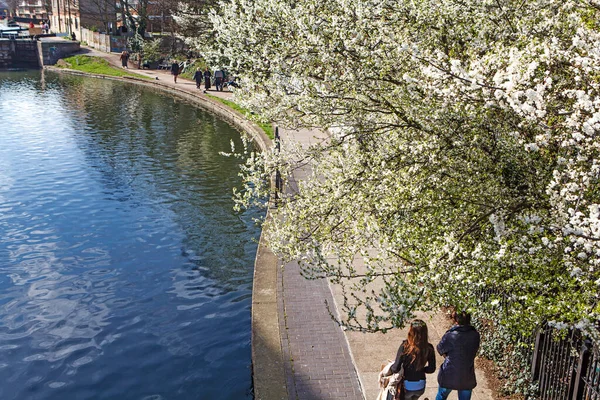 Londra Regno Unito Aprile 2020 People Walk Regent Canal Meli — Foto Stock