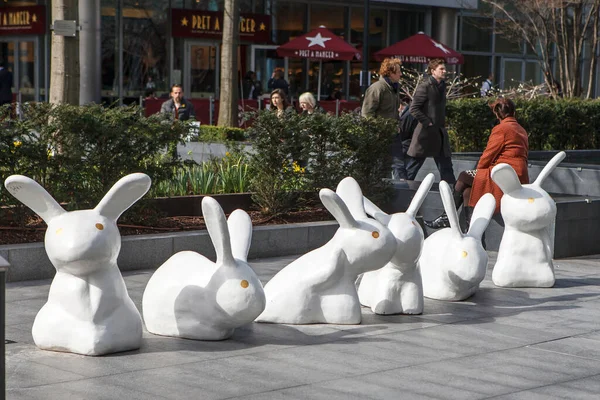 Londres Inglaterra Abril 2017 Esculturas Plástico Blanco Liebres Exhiben Plaza —  Fotos de Stock