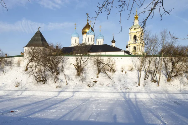 モスクワ ロシア 2022年1月 開花する螺旋状に対してNovospassky修道院のドーム 救世主の新しい修道院は 南東からモスクワを囲む要塞化された修道院の一つです — ストック写真