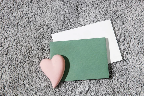 Tarjeta Felicitación Para Día San Valentín Sobres Blancos Verdes Corazón — Foto de Stock