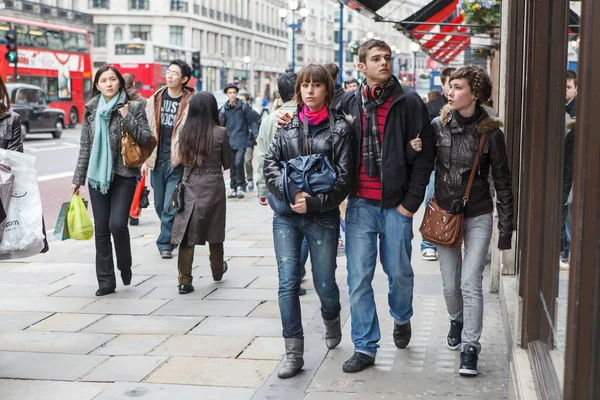 Λονδίνο Αγγλία Απριλίου 2017 Νέοι Άνθρωποι Περπατούν Κατά Μήκος Της — Φωτογραφία Αρχείου