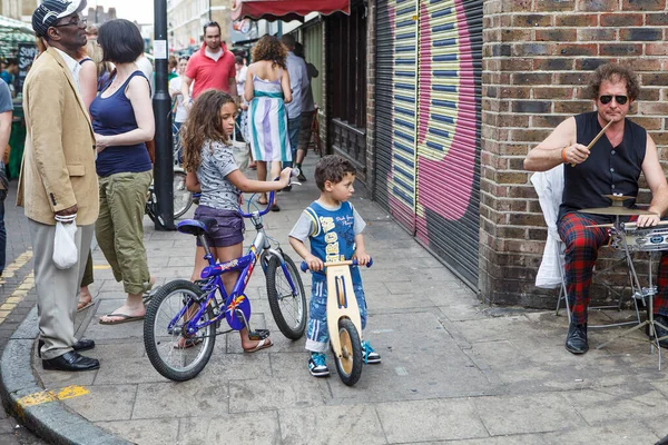 Лондон Великобритания Июля 2020 Года Дети Братья Сёстры Велосипедах Остановились — стоковое фото