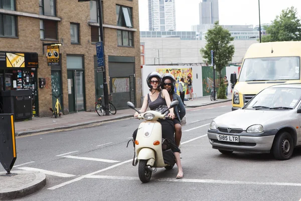 Λονδίνο Ηνωμένο Βασίλειο Ιουλίου 2019 Δύο Κορίτσια Κράνη Μοτοποδήλατα Περιμένουν — Φωτογραφία Αρχείου