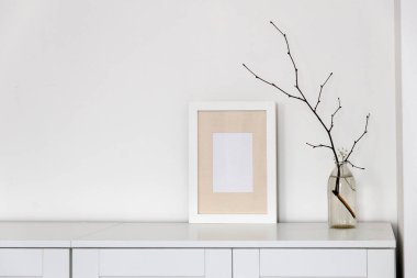 Boş tuval çerçeve modeli. İç dizayn üzerine sanat eserleri. Modern İskandinav tarzı iç mekan manzarası. Duvarda resim ya da poster için tuval var. Oturma odası, vazolarla dolu tuvalet. Minimalizm kavramı