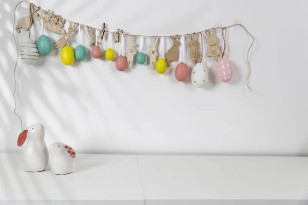 Fragment Wnętrza Dekorowany Pokój Dziecięcy Wielkanoc Wianuszek Plastikowych Jajek Ścianie — Zdjęcie stockowe