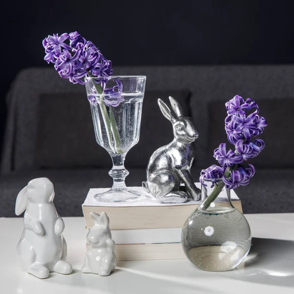Auf Dem Tisch Liegen Keramikfiguren Von Osterhasen Verschiedenen Größen Blaue — Stockfoto