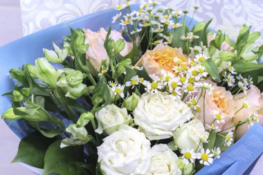 Düğün buketi beyaz ve turuncu güller, lisianthus, özel durumlar için papatya çayı.