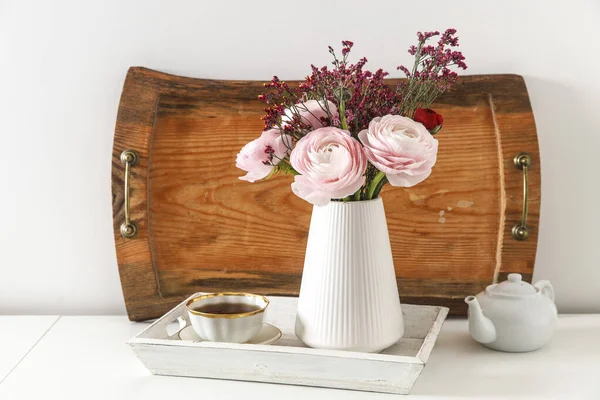 Butaca Rosa Persa Con Bandeja Marrón Madera Sobre Una Mesa —  Fotos de Stock