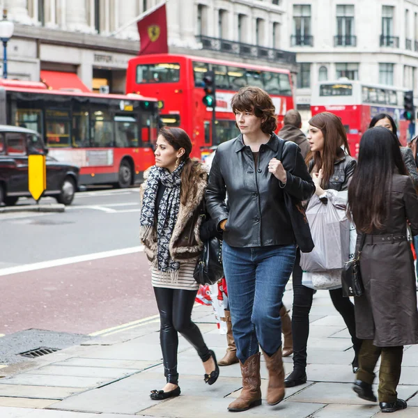 Λονδίνο Αγγλία Απριλίου 2017 Νέοι Άνθρωποι Περπατούν Κατά Μήκος Της — Φωτογραφία Αρχείου
