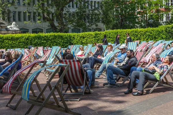 London September 2021 People Relax Sun Loungers Front National Theater — Stock Photo, Image