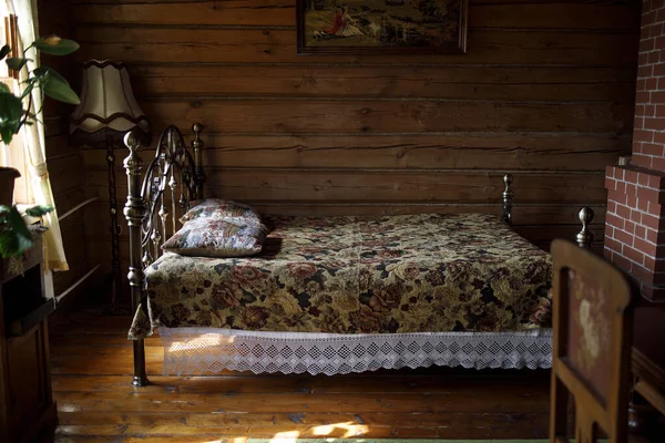 Wnętrze Sypialni Stylu Rosyjskiego Kupca Żelazne Łóżko Kutym Żelaznym Zagłówkiem — Zdjęcie stockowe