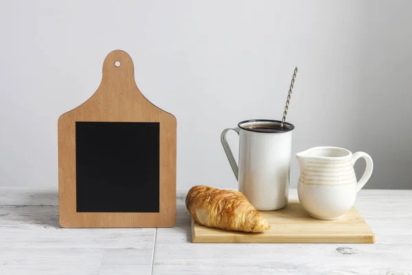 Šálek Kávy Croissant Tabulí Dřevěném Stole Karton Modelovat Pozadí Pro — Stock fotografie