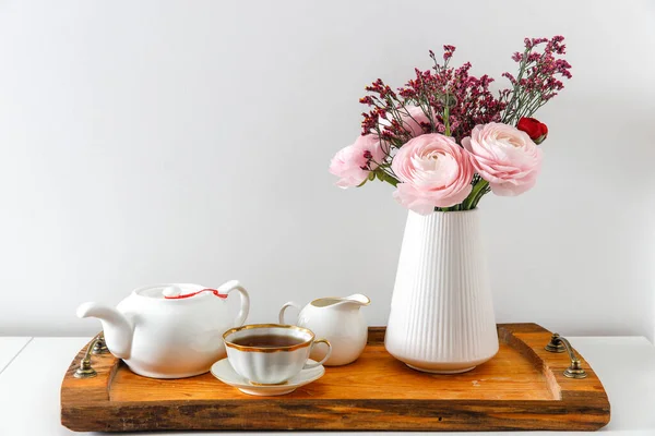 Beyaz Bir Masada Ahşap Kahverengi Tepsisi Olan Ran Pembe Düğünçiçeği — Stok fotoğraf
