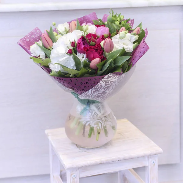상점에서 기위해 장미와 하이드라게아 분홍색 — 스톡 사진