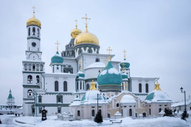 ISTRA, RUSSIA - 16 Ocak 2022, Kudüs 'teki Kutsal Mezar Kilisesi prototipine göre Yeni Kudüs Manastırı' nın Diriliş Katedrali inşa edildi. Kar yağışıweather condition