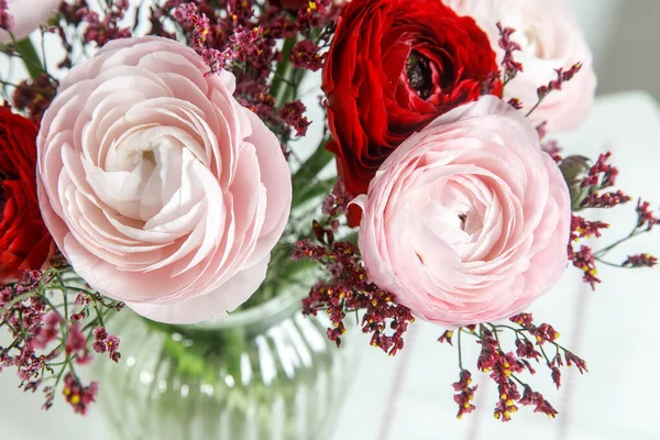 Bukett Med Röda Och Rosa Persiska Smörbägare Ett Vitt Bord — Stockfoto