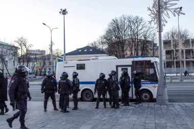 Moskova, Rusya - 28 Şubat 2022, Ruslar Rusya 'nın Ukrayna' yı işgalini protesto etti. Polis, çevik kuvvet, Ulusal Muhafızlar sokaklarda devriye geziyor, protestocuları tutukluyorlar..