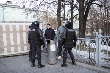 Moskova, Rusya - 28 Şubat 2022, Ruslar Rusya 'nın Ukrayna' yı işgalini protesto etti. Polis, çevik kuvvet, Ulusal Muhafızlar sokaklarda devriye geziyor, protestocuları tutukluyorlar..