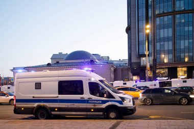 Moskova, Rusya - 28 Şubat 2022, Ruslar Rusya 'nın Ukrayna' yı işgalini protesto etti. Polis, çevik kuvvet, Ulusal Muhafızlar sokaklarda devriye geziyor, protestocuları tutukluyorlar..
