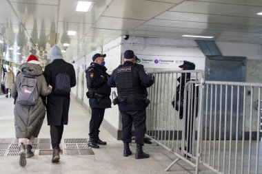 Moskova, Rusya - 28 Şubat 2022, Ruslar Rusya 'nın Ukrayna' yı işgalini protesto etti. Polis, çevik kuvvet, Ulusal Muhafızlar sokaklarda devriye geziyor, protestocuları tutukluyorlar..