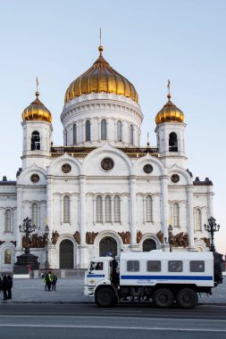 Moskova, Rusya - 28 Şubat 2022, Ruslar Rusya 'nın Ukrayna' yı işgalini protesto etti. Polis, çevik kuvvet, Ulusal Muhafızlar sokaklarda devriye geziyor, protestocuları tutukluyorlar..