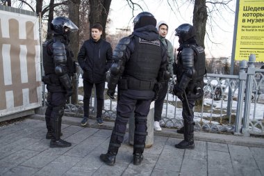 Moskova, Rusya - 28 Şubat 2022, Ruslar Rusya 'nın Ukrayna' yı işgalini protesto etti. Polis, çevik kuvvet, Ulusal Muhafızlar sokaklarda devriye geziyor, protestocuları tutukluyorlar..