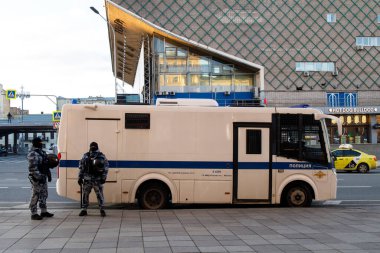Moskova, Rusya - 28 Şubat 2022, Ruslar Rusya 'nın Ukrayna' yı işgalini protesto etti. Polis, çevik kuvvet, Ulusal Muhafızlar sokaklarda devriye geziyor, protestocuları tutukluyorlar..