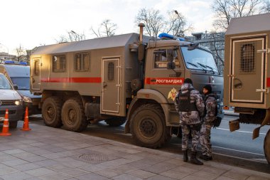 Moskova, Rusya - 28 Şubat 2022, Ruslar Rusya 'nın Ukrayna' yı işgalini protesto etti. Polis, çevik kuvvet, Ulusal Muhafızlar sokaklarda devriye geziyor, protestocuları tutukluyorlar..
