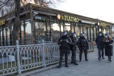 Moskova, Rusya - 28 Şubat 2022, Ruslar Rusya 'nın Ukrayna' yı işgalini protesto etti. Polis, çevik kuvvet, Ulusal Muhafızlar sokaklarda devriye geziyor, protestocuları tutukluyorlar..