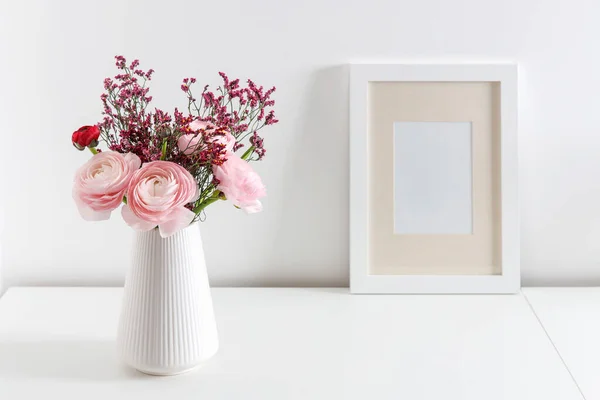 Bukett Med Röda Och Rosa Persiska Smörbägare Ett Vitt Bord — Stockfoto