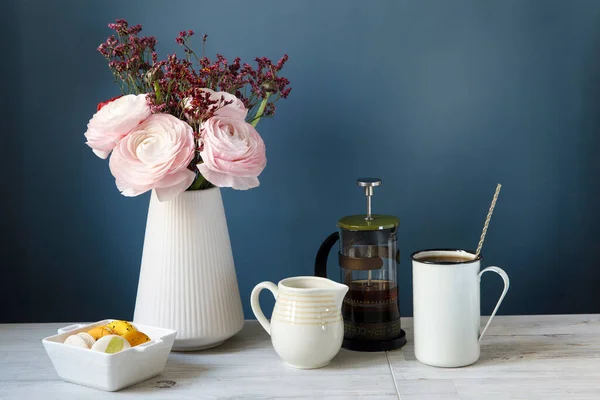 Kaffeetasse Und Strauß Rosa Persischer Ranunkeln Auf Einem Holztisch Mock — Stockfoto