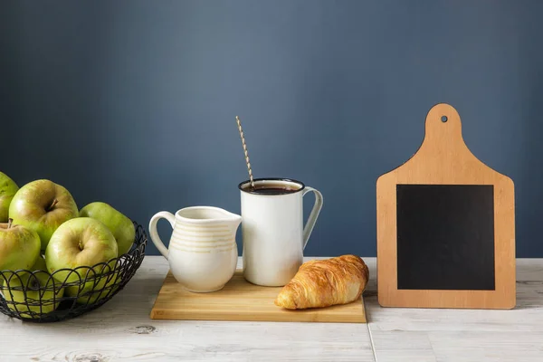 Šálek Kávy Croissant Tabulí Dřevěném Stole Karton Modelovat Pozadí Pro — Stock fotografie