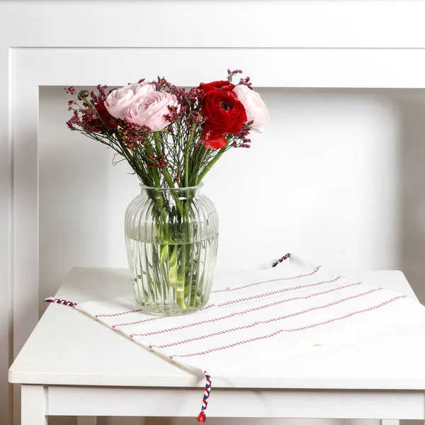 白色桌子上有一束红粉相间的波斯蝴蝶 斯堪的纳维亚风格 案文的位置 — 图库照片